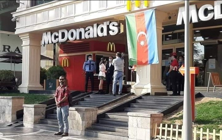 "McDonalds" önünüdə dayanan Hüseyn kimdir? -