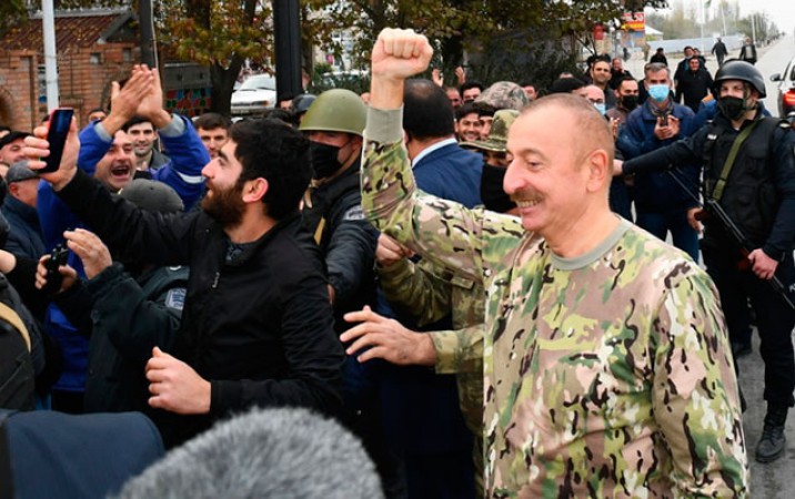 Prezident maşını saxlayıb onlarla görüşdü -