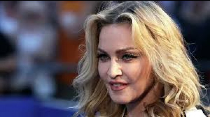 Madonna ad g&uuml;n&uuml;ndə &ccedil;ılpaq fotosunu paylaşdı