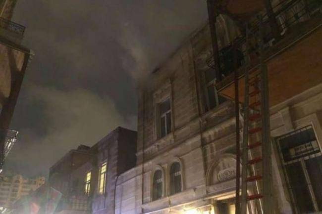 Bakıda üçmərtəbəli hosteldə yanğın baş verib -