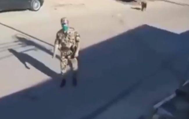 Hərbi qulluqçunu ələ salıb videoya çəkən şəxs saxlanıldı -