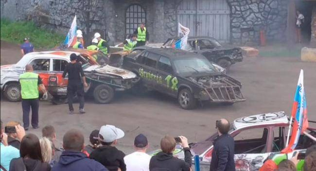 Kaskadyorların yarışında maşını insanların üstünə sürdü -