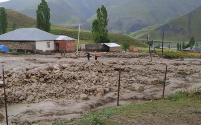 Quba-Xınalıq yolunu qaya parçaları bağlayıb -