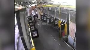 Tramvayın konduktorunu döyüb, çantasını oğurladılar - Xəbər şəkili