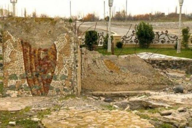 Bu abidə ermənilərin Dağlıq Qarabağa köçürüldüyünü