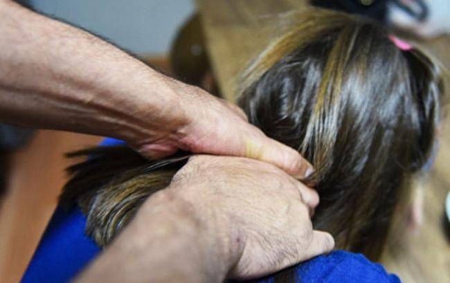 Qubada ata qızını boğaraq öldürdü