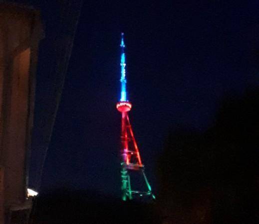 Tbilisi teleqülləsi bayrağımızın rənglərinə büründü