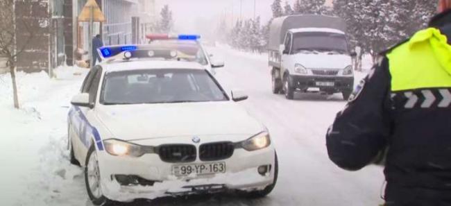 &quot;Qarda maşın s&uuml;rə bilməyənlər yola çıxmasınlar&quot; - 