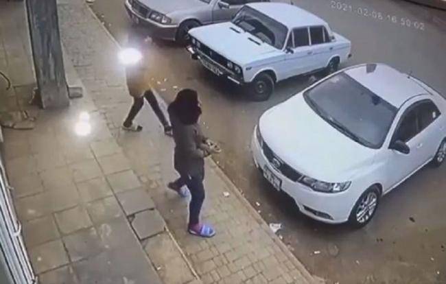 Bakıda qızdan qeyri-adi addım: Maşını daşladı -