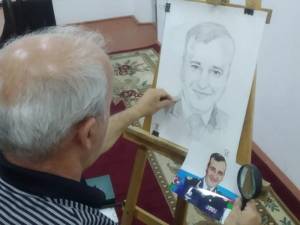 Canlı yayımda şəhid generalımızın portretini yaratdı -  Xəbər şəkili