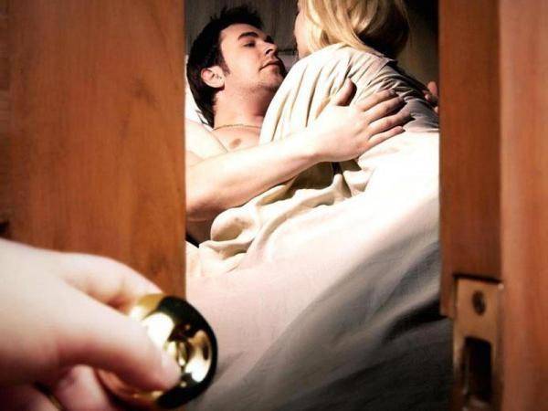 Azərbaycanda gəlin qayınatası ilə yataqda tutuldu -