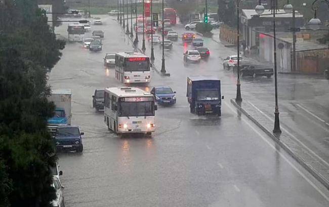 Bakıda yağış sürücülərə çətinlik yaratdı -