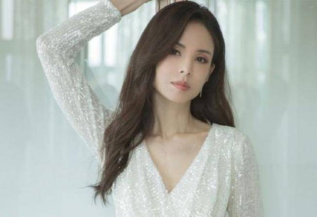 54 yaşlı aktrisa illərə meydan oxuyur -