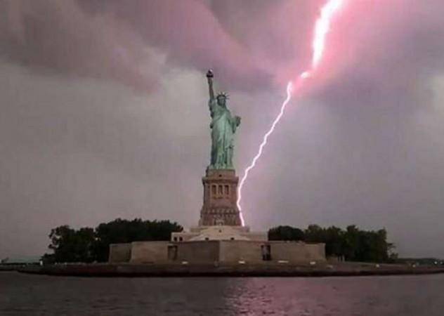 ABŞ-da Azadlıq heykəlini ildırım vurdu -