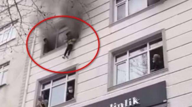 5 mərtəbəli binada DƏHŞƏTLİ YANĞIN: Ana övladlarını yerə atdı -