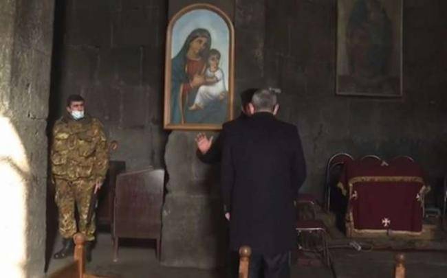 Keşiş Paşinyanı biabır etdi: Dövlət başçısını kilsədən belə qovdu -