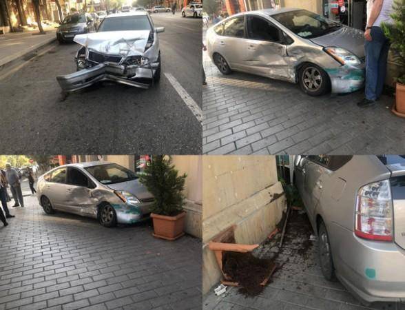 Bakının mərkəzində avtomobil mağazaya çırpılıb -
