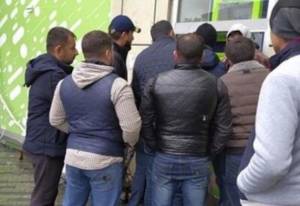 Azərbaycanda bankomatın qarşısında insanları ALDADAN şəxs PEYDA OLDU - Xəbər şəkili