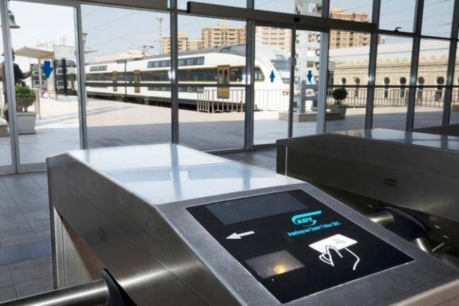 Elektrik qatarlarında ödəniş təmassız bank kartları ilə olacaq