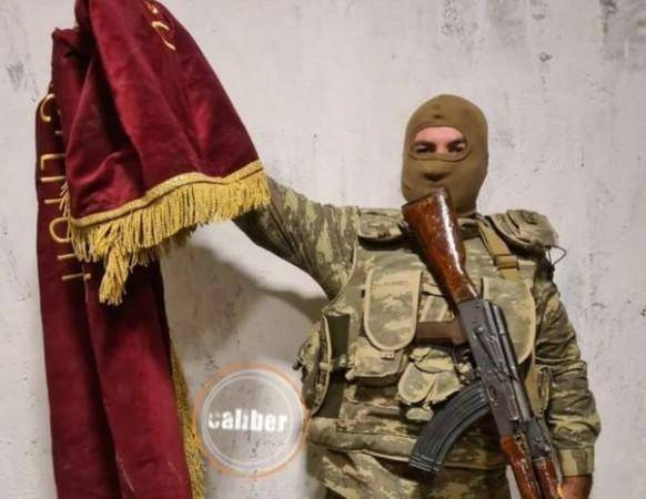 Düşmənin ələ keçirilən döyüş bayrağının görüntüləri-