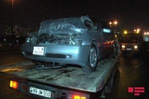 Bakıda avtomobil yük maşını ilə toqquşdu: