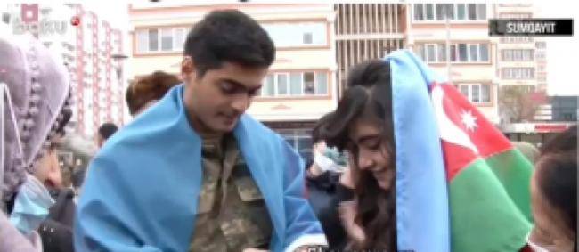 Tərxis olunan hərbçimiz KÜÇƏDƏ NİŞANLANDI -