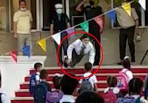 Təhsil Nazirliyindən himn zamanı yıxılan xanımla bağlı Xəbər şəkili