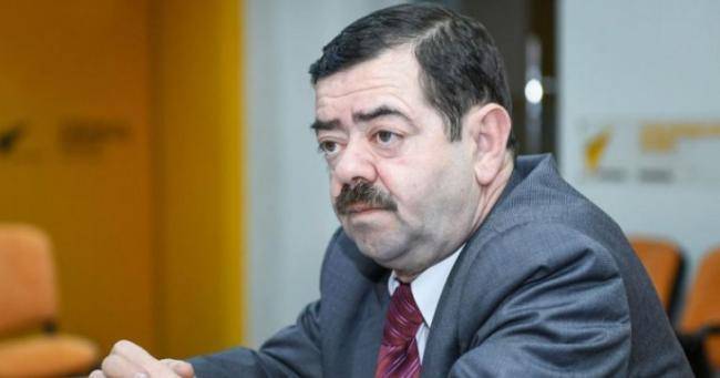 "Özləri kefdədir, qara camaat da oturub dörd divara baxır"