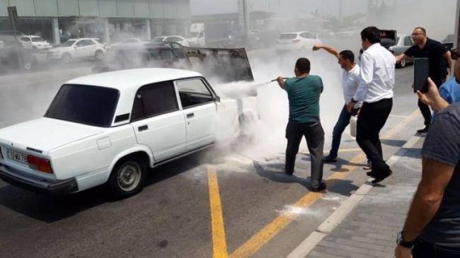 Bakıda maşın od tutub yandı -