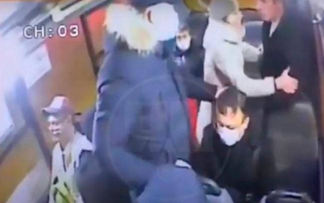 Rusiyada avtobusda maskaya görə dava ölümlə nəticələndi -