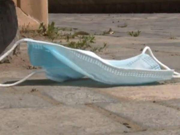 Ətrafa atılan maskalar: Ən böyük təhlükə mənbəyi -