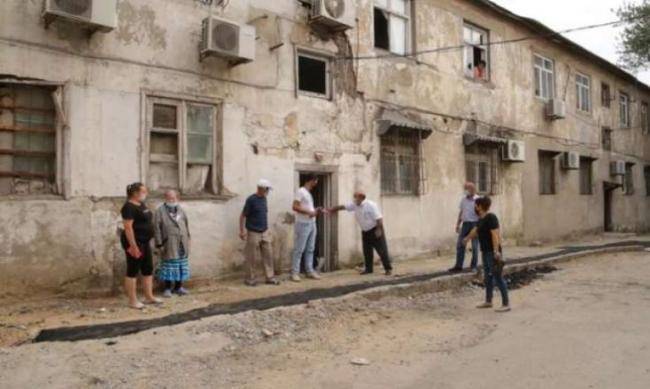 Bakıda köhnə bina çəkiliş zamanı uçdu -