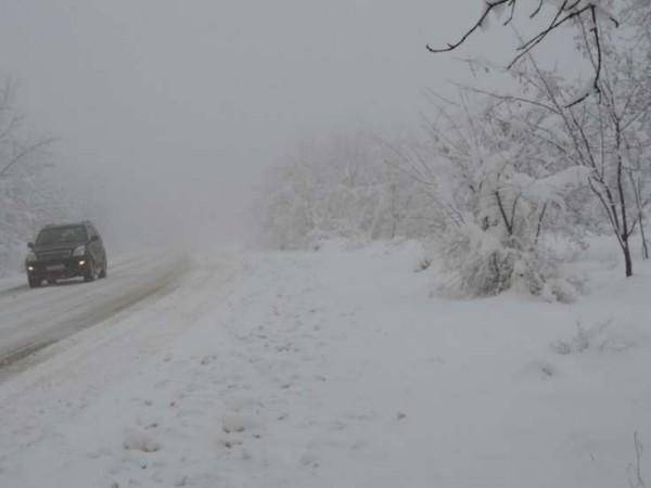 Yağan güclü qar bu yolun bağlanmasına