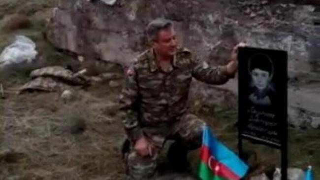 28 il sonra oğlunun məzarı başında: Ürək dağlayan görüntü - VİDEO