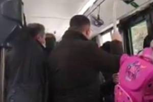 Bakıda avtobusda iki qadın əlbəyaxa oldu -VİDEO Xəbər şəkili