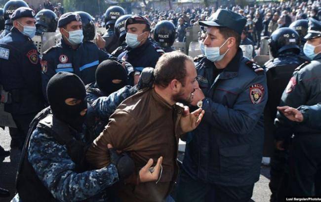 Yerevanda Paşinyanın əleyhinə aksiya keçirənlər saxlanıldı