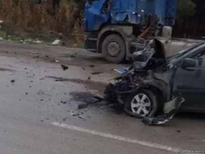 Bakıda &quot;KİA&quot; y&uuml;k maşınına &ccedil;ırpıldı -  Xəbər şəkili