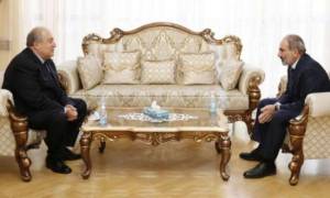 Paşinyan Sarkisyanın evinə getdi -