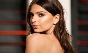 Məşhur model Transparan libasla K&Uuml;&Ccedil;ƏYƏ &Ccedil;IXDI &mdash; Xəbər şəkili