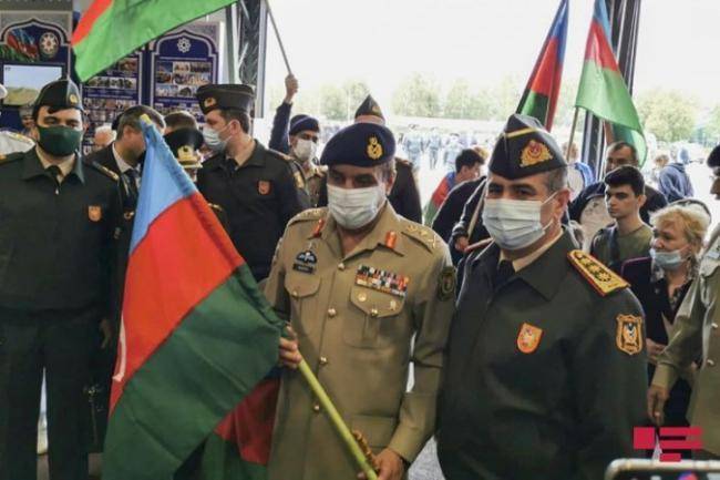 Pakistanın Qərərgah rəisi Azərbaycan bayrağına sarıldı —