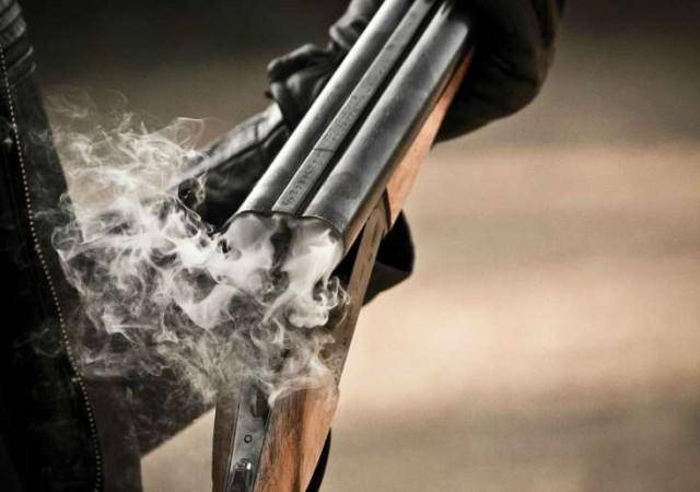 Bakıda evinə dövlət məmurları gələn kişi atəş açdı
