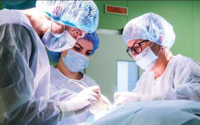 19 yaşlı ananın körpəsi həkim səhlənkarlığından öldü -