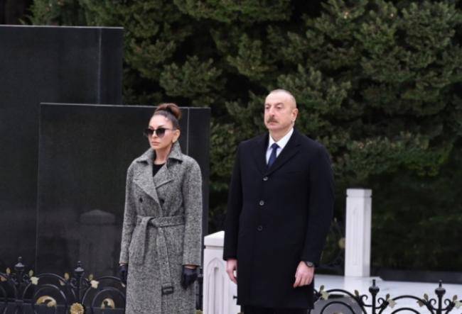 Prezident və birinci xanım Heydər Əliyevin məzarını ziyarət etdi -