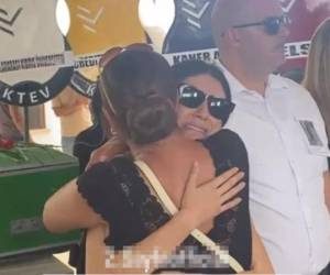 Türk aktrisa Hazar Ergüçlü atasını itirdi Xəbər şəkili