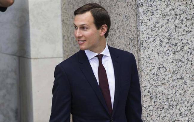 Tramp kürəkənini Ərəbistana göndərir