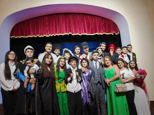 Məktəbliləri teatr səhnəsində