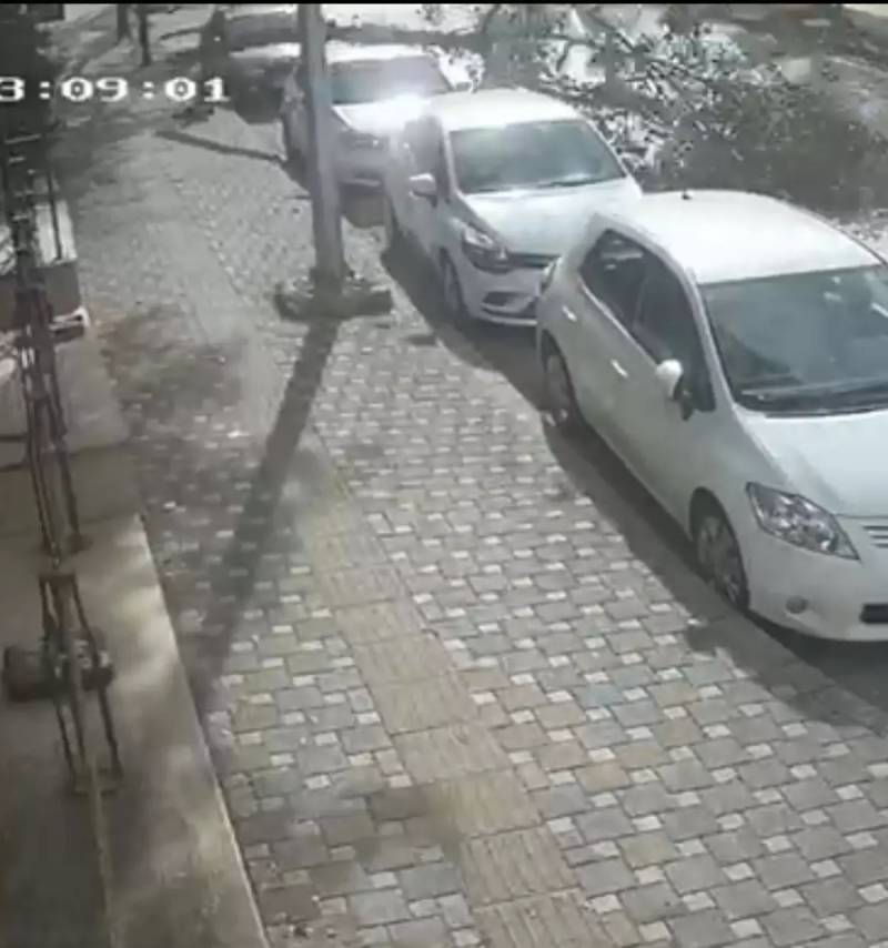 Bursada 80 km/saata çatan güclü Lodos küləyi ziyan vurdu: Çatılar uçdu, daşqın təhlükəsi yarandı