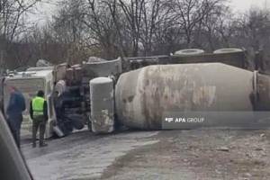Ağdərədə betonqarışdıran maşın aşıb, sürücü ölüb