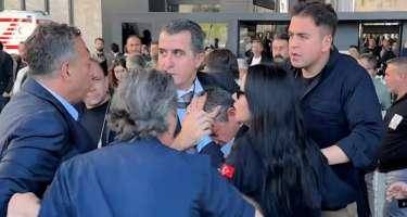 Özgür Özəl hücuma məruz qaldı -VİDEO