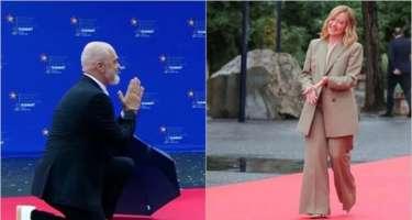 Edi Rama Melonini qarşılayarkən diz çökdü